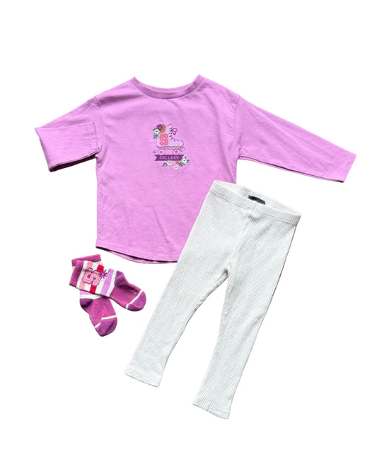 Ensemble bébé 3 pièces: t-shirt rose à imprimé, legging gris clair et chaussettes