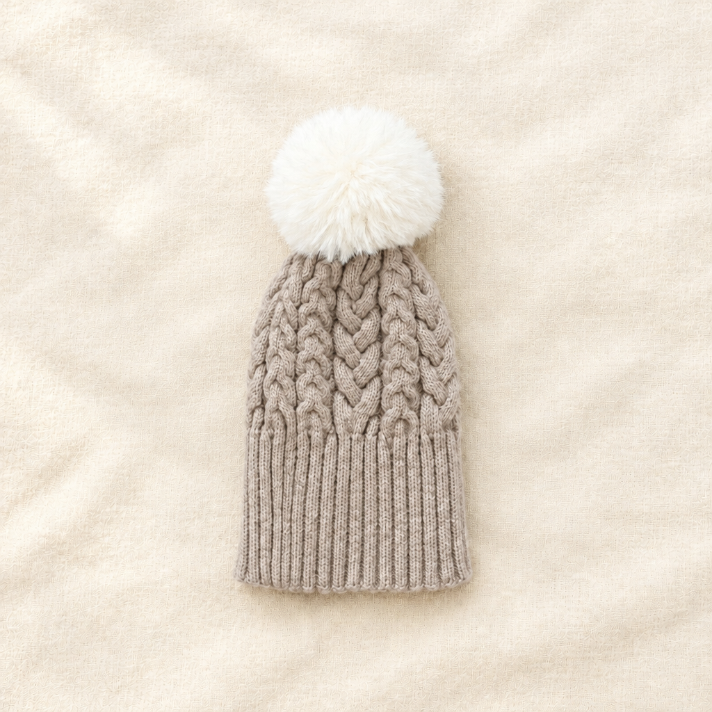 Tuque bébé Laura Ashley taupe en maille torsadée, bonnet tricot avec pompon blanc