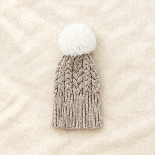 Tuque bébé Laura Ashley taupe en maille torsadée, bonnet tricot avec pompon blanc