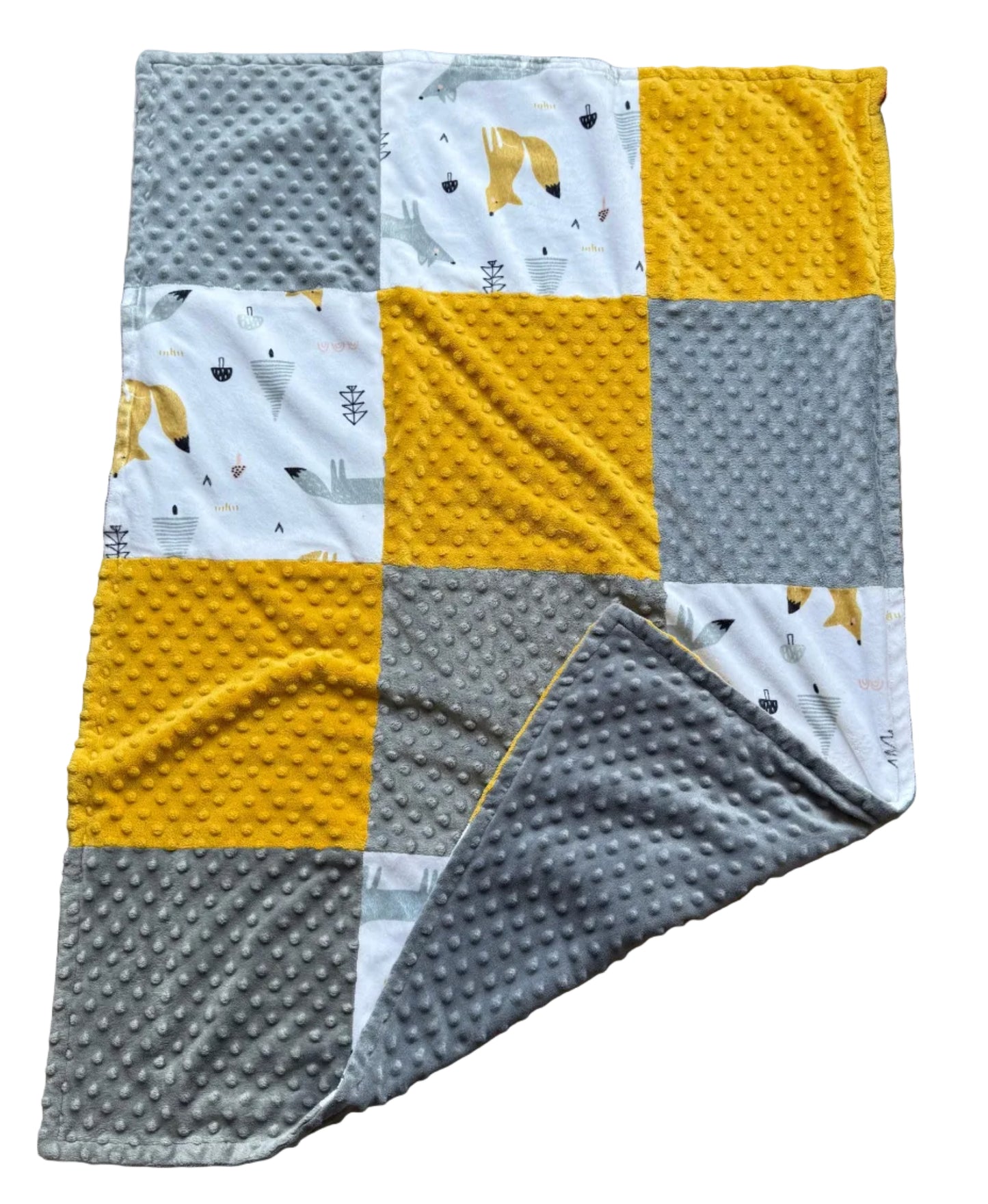 Couverture minky patchwork gris-bleu, jaune et blanc, avec motifs d’animaux.