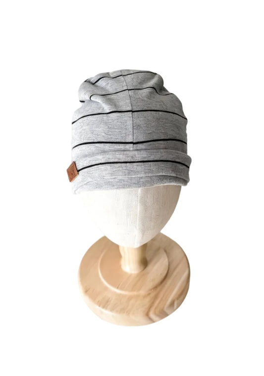 Bonnet rayé gris clair 2-5 ans, revers souple, écusson L&P sur le côté