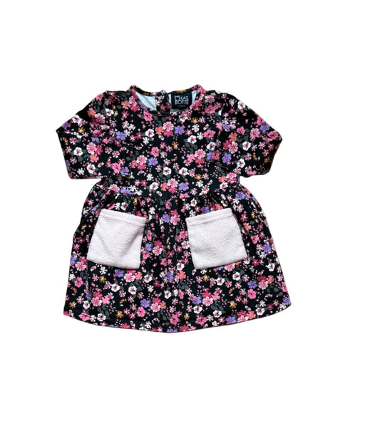 Robe bébé 9 mois à manches longues, fleurs roses sur fond sombre, poches blanches