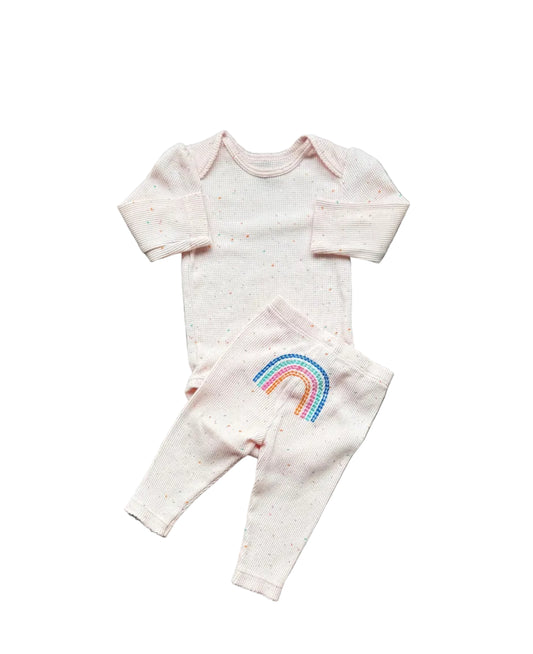 Ensemble bébé Carter’s 6 mois: body manches longues et pantalon crème avec arc-en-ciel
