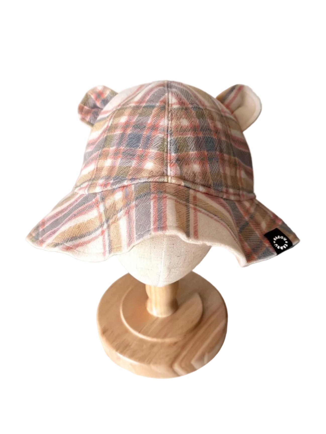 Chapeau enfant en tissu à carreaux pastel, bord rabattable et étiquette noire ronde