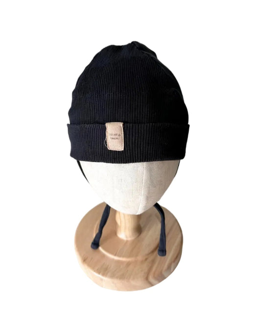 Bonnet tricot enfant marine avec patch devant et liens sous le bord côtelé