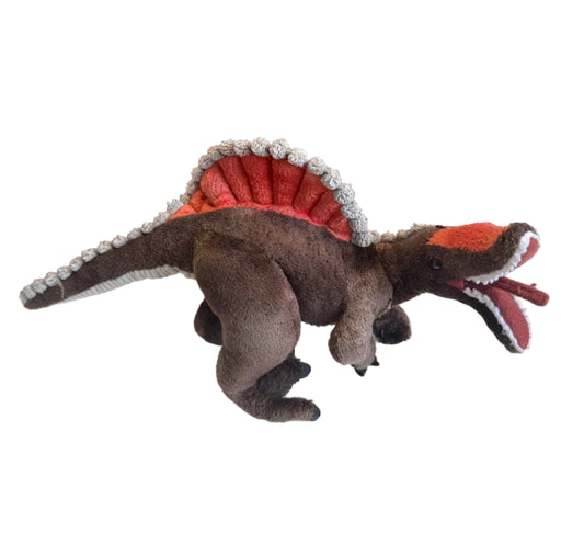 Peluche Spinosaure sombre avec crête rouge et détails orange sur le visage, pattes et queue