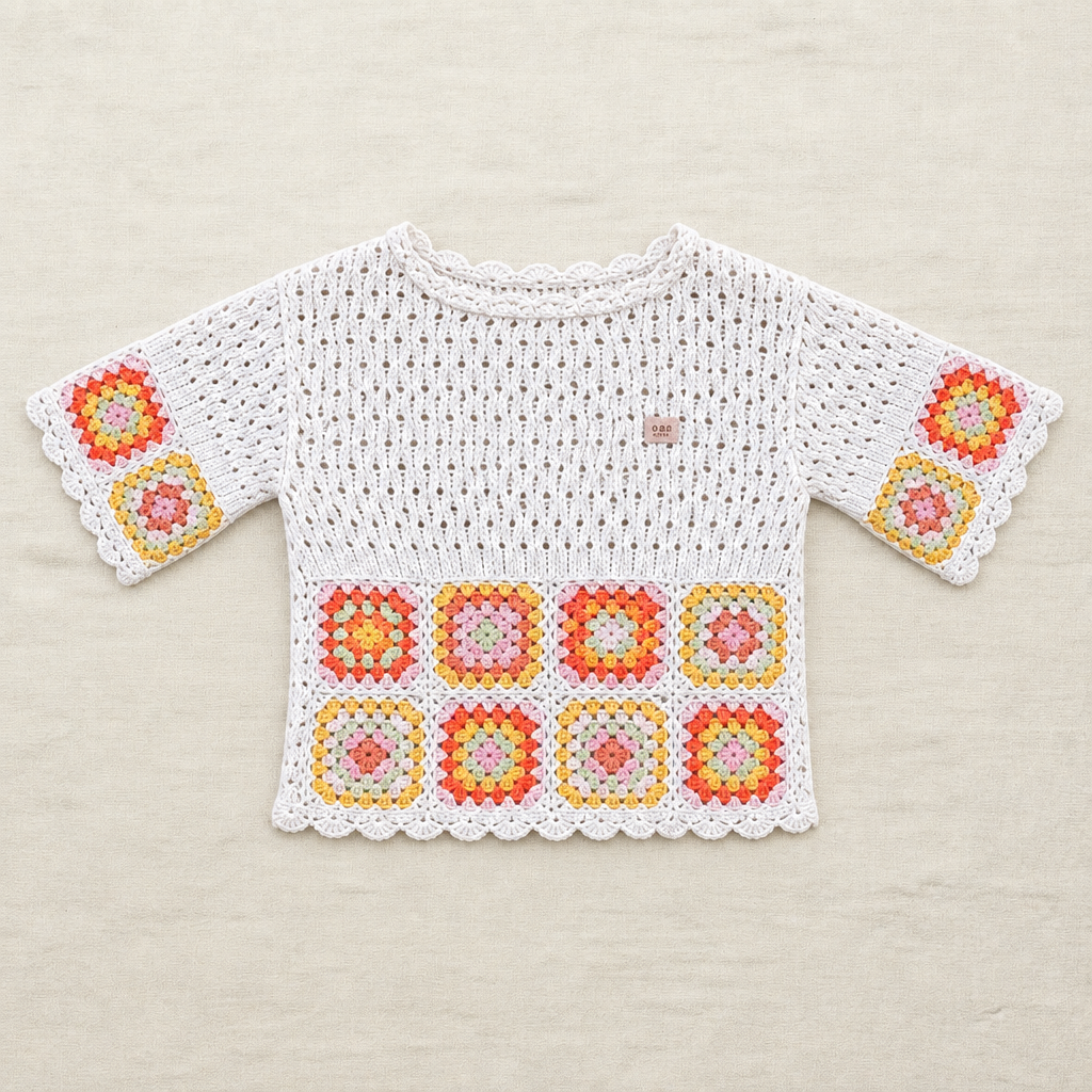 Chandail Souris Mini en tricot crème, manches courtes, bordure crochet et motif carrés colorés