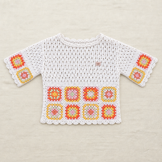 Chandail Souris Mini en tricot crème, manches courtes, bordure crochet et motif carrés colorés