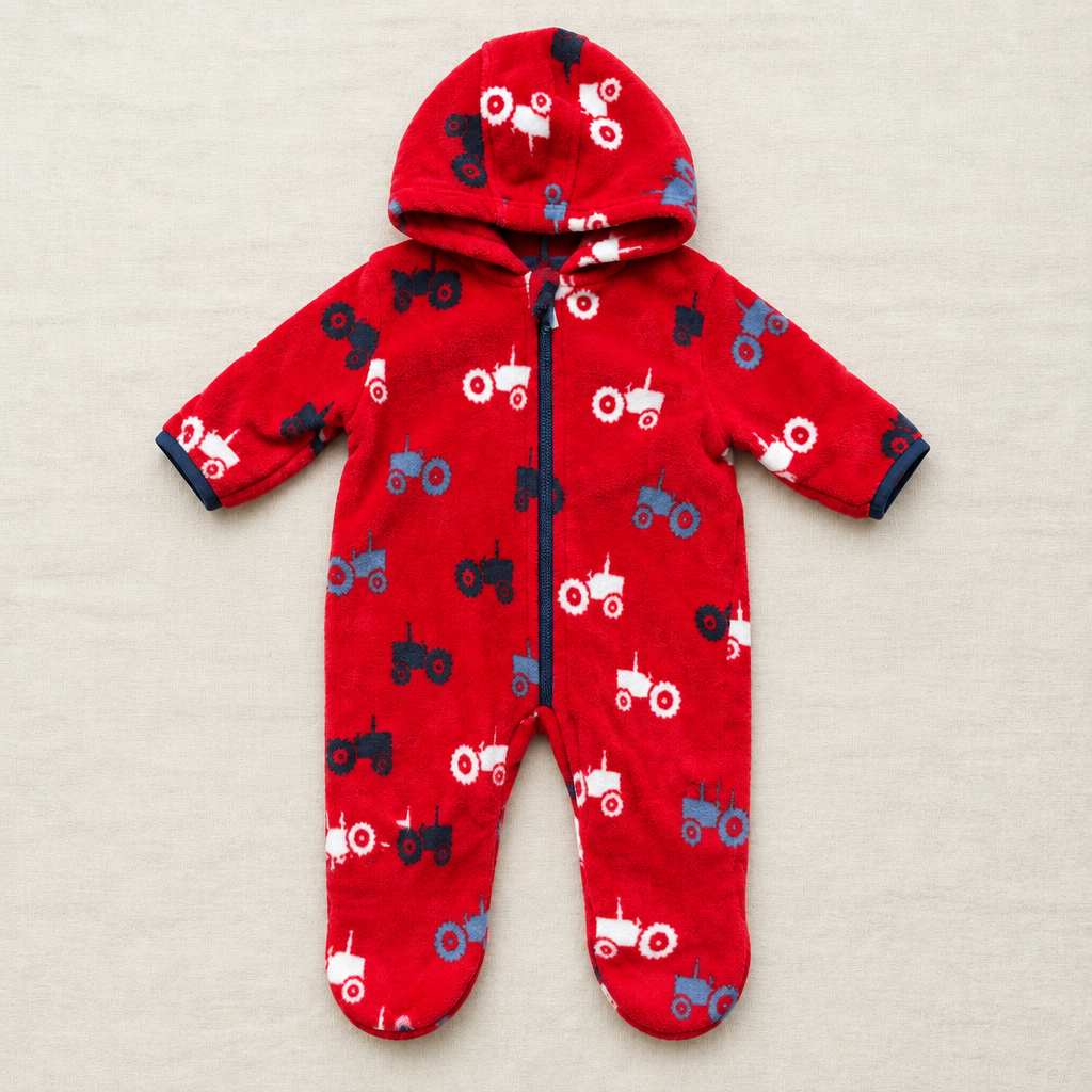 Combinaison Hatley rouge à capuche, fermeture éclair, motifs tracteurs, manches longues.