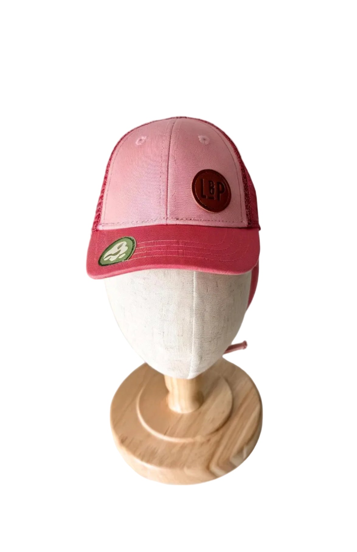 Casquette bébé L&P 0-6 mois rose, patch logo rond et motif sur le devant.