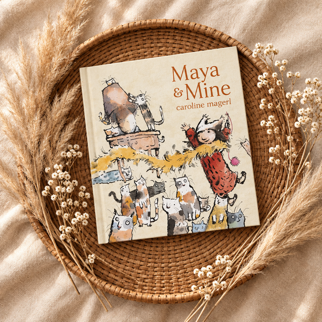 Livre illustré Maya & Mine : couverture crème avec dessins d’animaux.