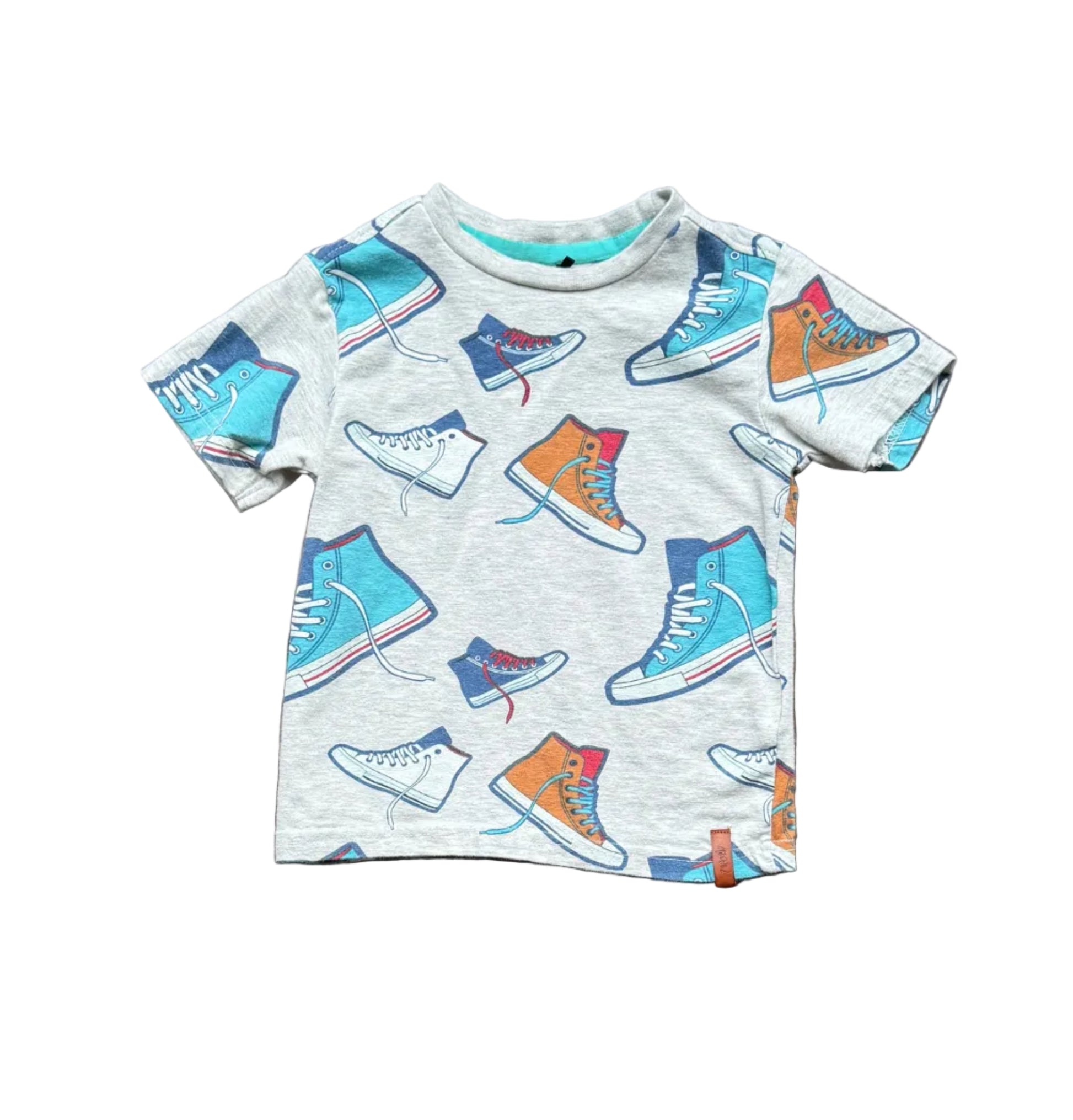 T-shirt enfant gris clair 2 ans, manches courtes, encolure ronde, imprimé baskets colorées.