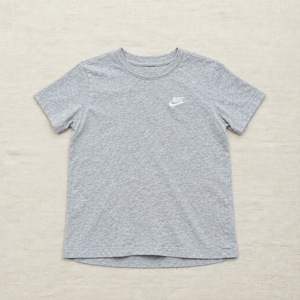 T-shirt Nike gris clair, logo poitrine, col rond, manches courtes, 7 ans.