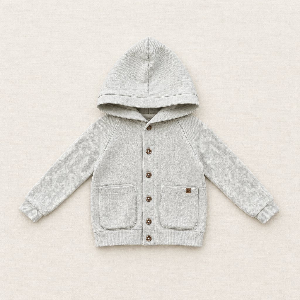 Cardigan enfant à capuche en tissu gris clair, boutonnage pression et poches kangourou