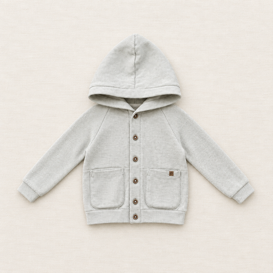 Cardigan enfant à capuche en tissu gris clair, boutonnage pression et poches kangourou