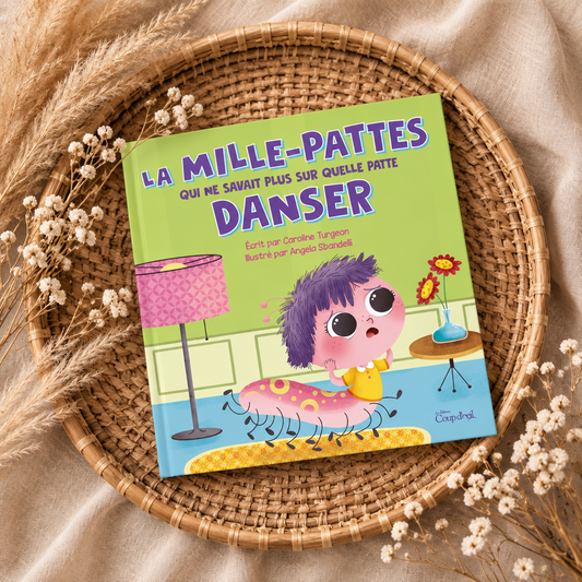 Livre pour enfants à couverture verte, dessin d’une mille-pattes sur fond illustré.