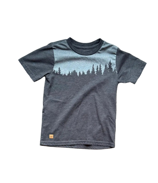 T-shirt enfant gris foncé avec motif forêt et sapins sur le devant, col rond