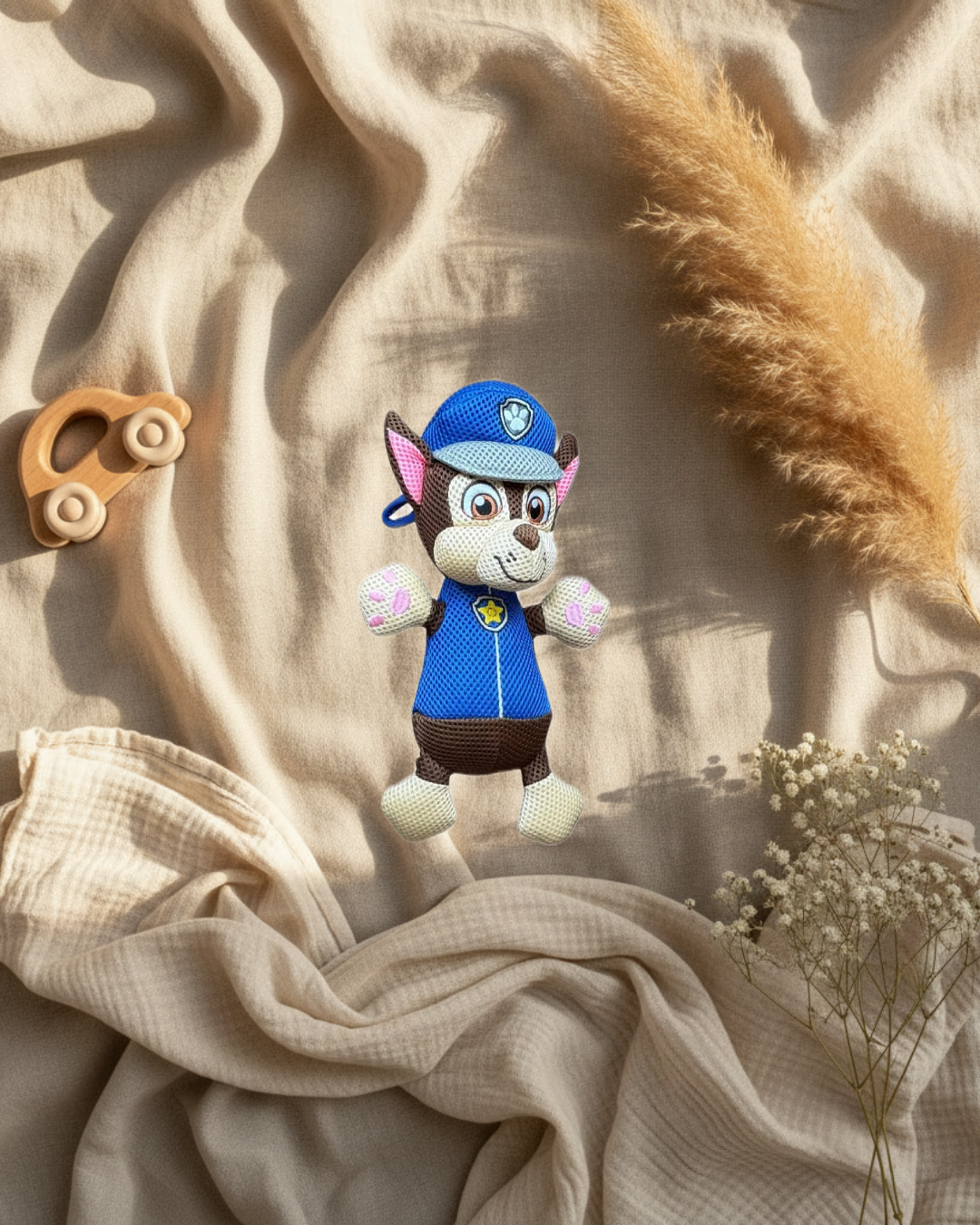 Peluche Chase Paw Patrol en chien bleu, chapeau et badges, pattes levées