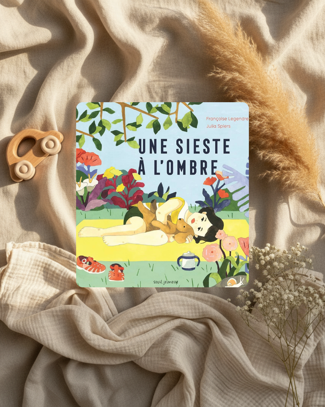 Livre jeunesse à couverture illustrée, scène de sieste sous des feuilles, animaux.