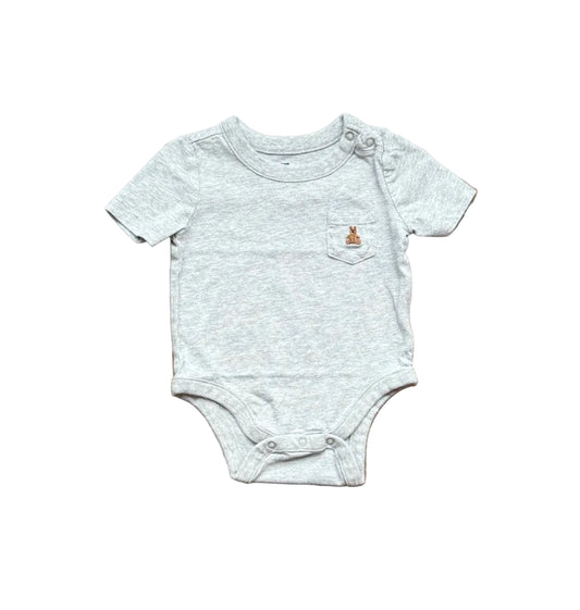 Body bébé cache-couche gris clair à manches courtes, décor ourson sur la poitrine