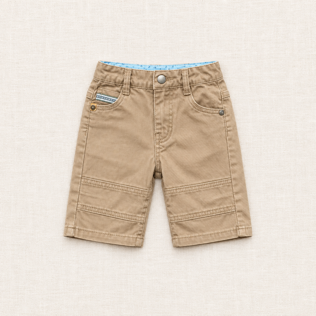 Short enfant en coton beige, poches devant, fermeture à bouton, coutures et passants