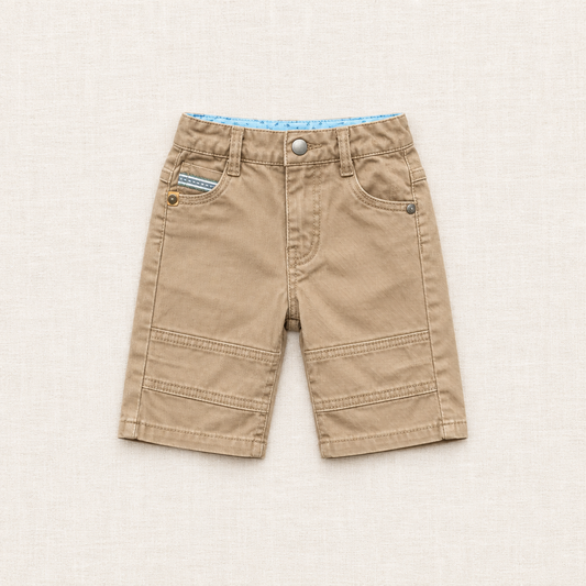Short enfant en coton beige, poches devant, fermeture à bouton, coutures et passants