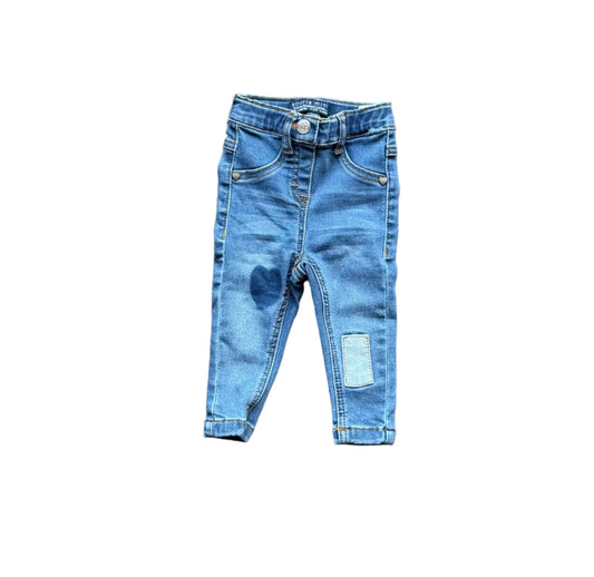 Jean bébé bleu clair, poches boutonnées et appliqué sur la jambe