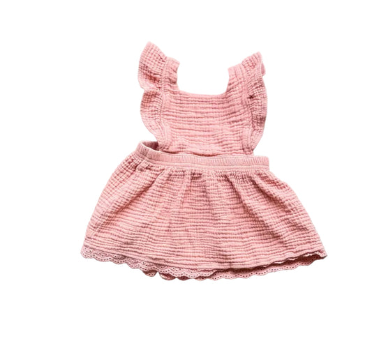 Robe bébé 12 mois en rose crème, encolure épaules volantées et jupe plissée