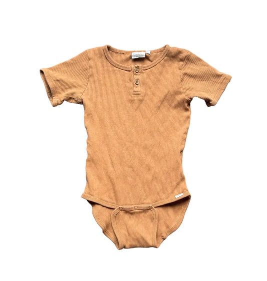 Cache-couche Minymo 24 mois brun, body manches courtes boutonné et pressions.