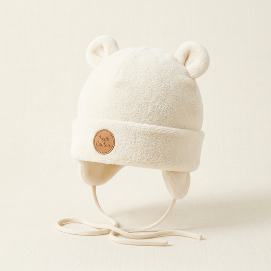 Tuque bébé crème en peluche, oreilles d’ours, ficelles et étiquette Petit Coulou