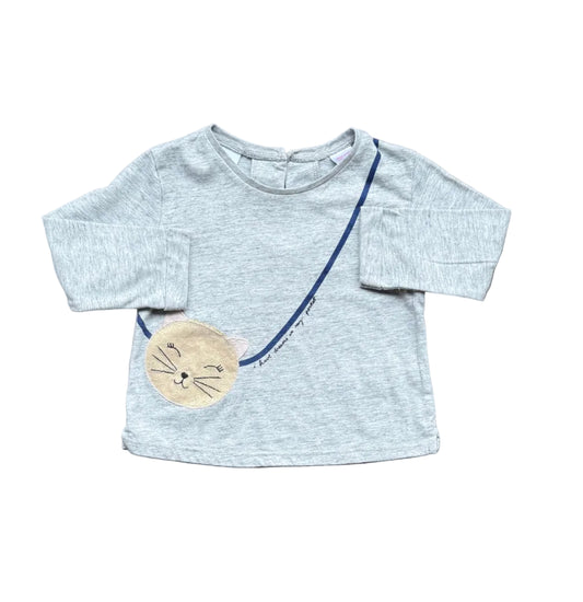 Chandail bébé Zara gris chiné à col rond, appliqué chat beige et lanière bleue