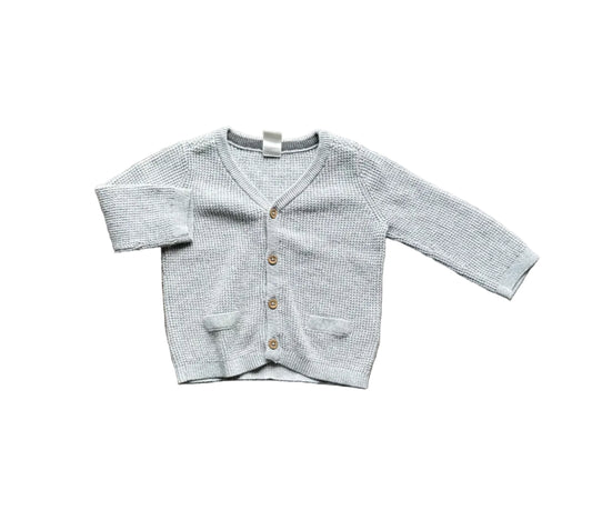 Gilet cardigan en maille grise pour enfant, fermeture boutonnée et poches plaquées