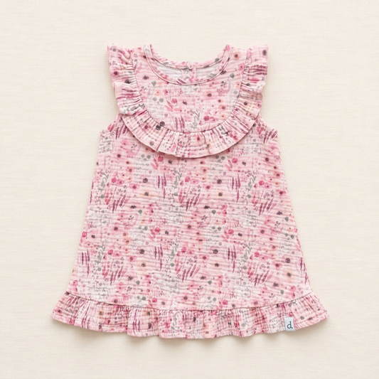 Robe bébé rose à motif floral, encolure volantée et bas à volants