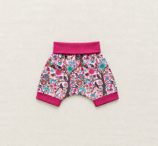Short bébé en tissu floral multicolore, taille et bas fuchsia, coupe sarouel