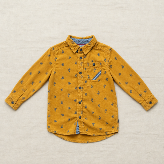 Chemise enfant jaune moutarde à motifs animaliers, col boutonné et poche poitrine.