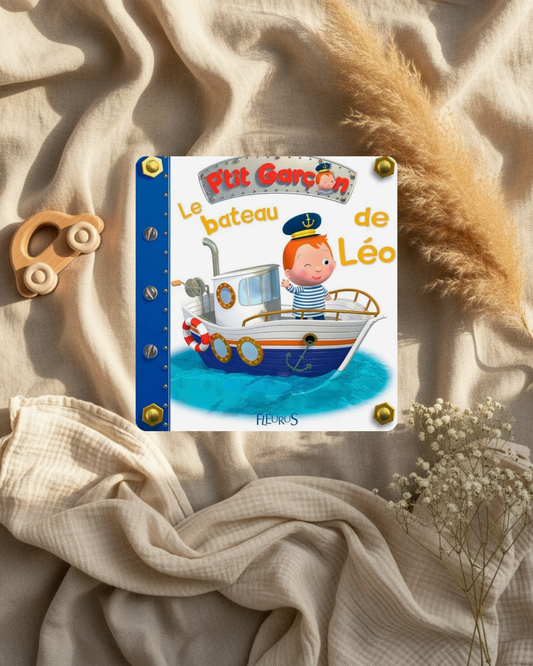 Couverture de livre jeunesse : bateau bleu, petit garçon, titre « Le bateau de Léo »
