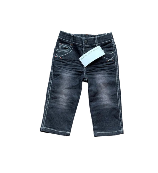 Jean enfant anthracite 12 mois, poches devant et fermeture boutonnée, coutures visibles
