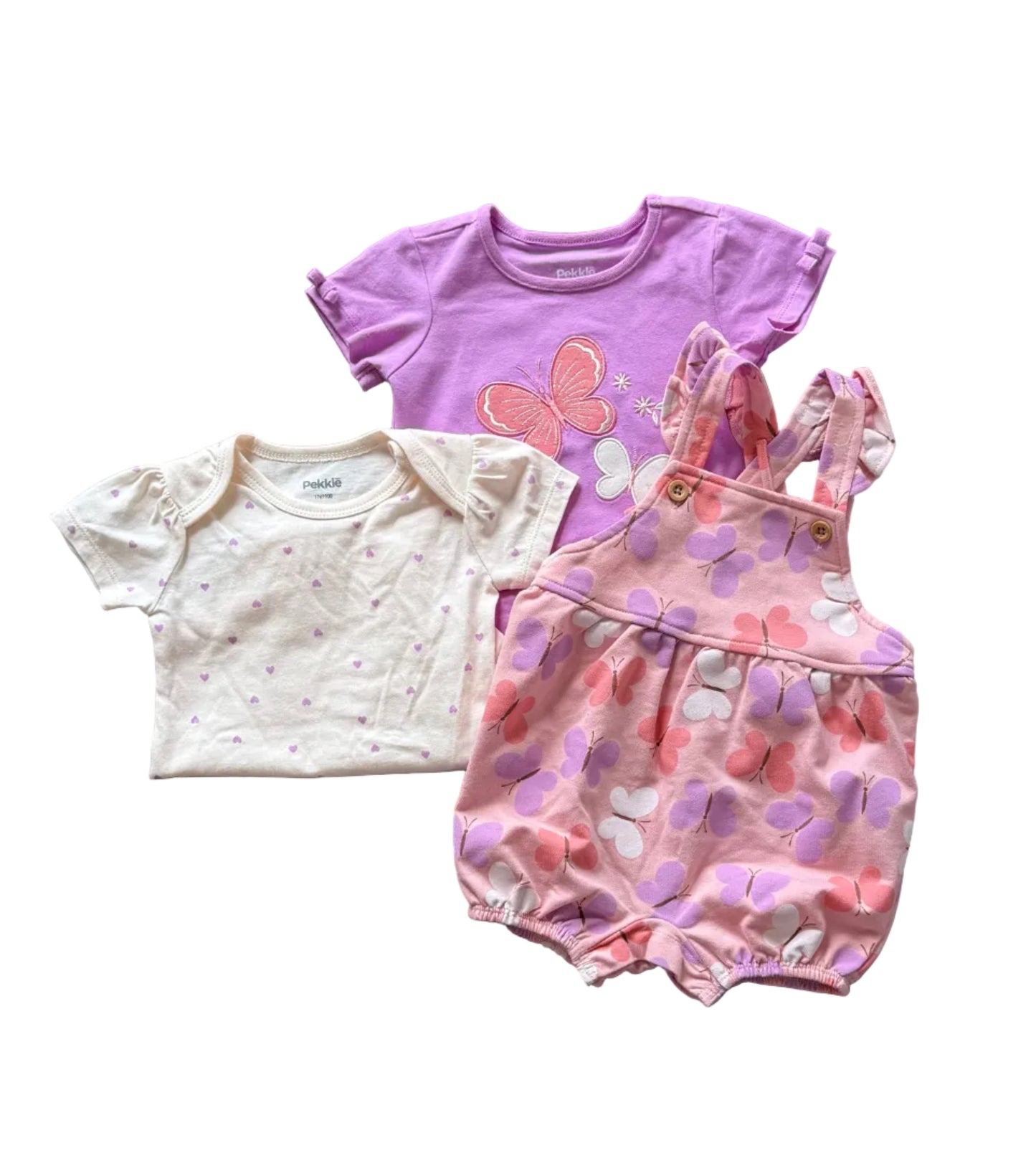Ensemble 3 pièces 9 mois : tee-shirt violet papillons, tee-shirt blanc motif, salopette rose.