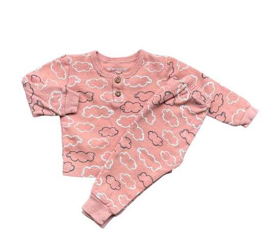 Pyjama B Organic 9 mois vieux rose à nuages, boutonnage col, manches longues.