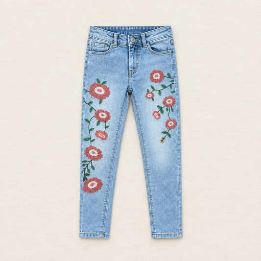 Jean Zara bleu glacier 7 ans, denim clair avec fleurs rouges et vertes sur le devant