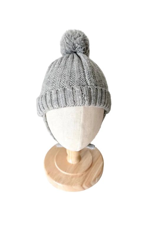 Tuque en tricot gris bébé 3-6 mois, pompon et côtes tricotées