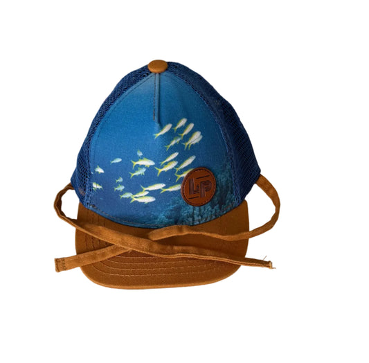 Casquette bébé bleue L&P avec patch cuir brun et dessin oiseaux, attaches