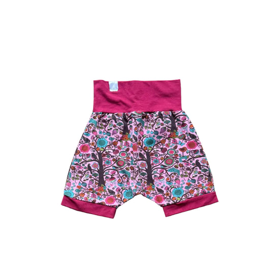 Short enfant à taille élastique, bords violets, motif floral multicolore