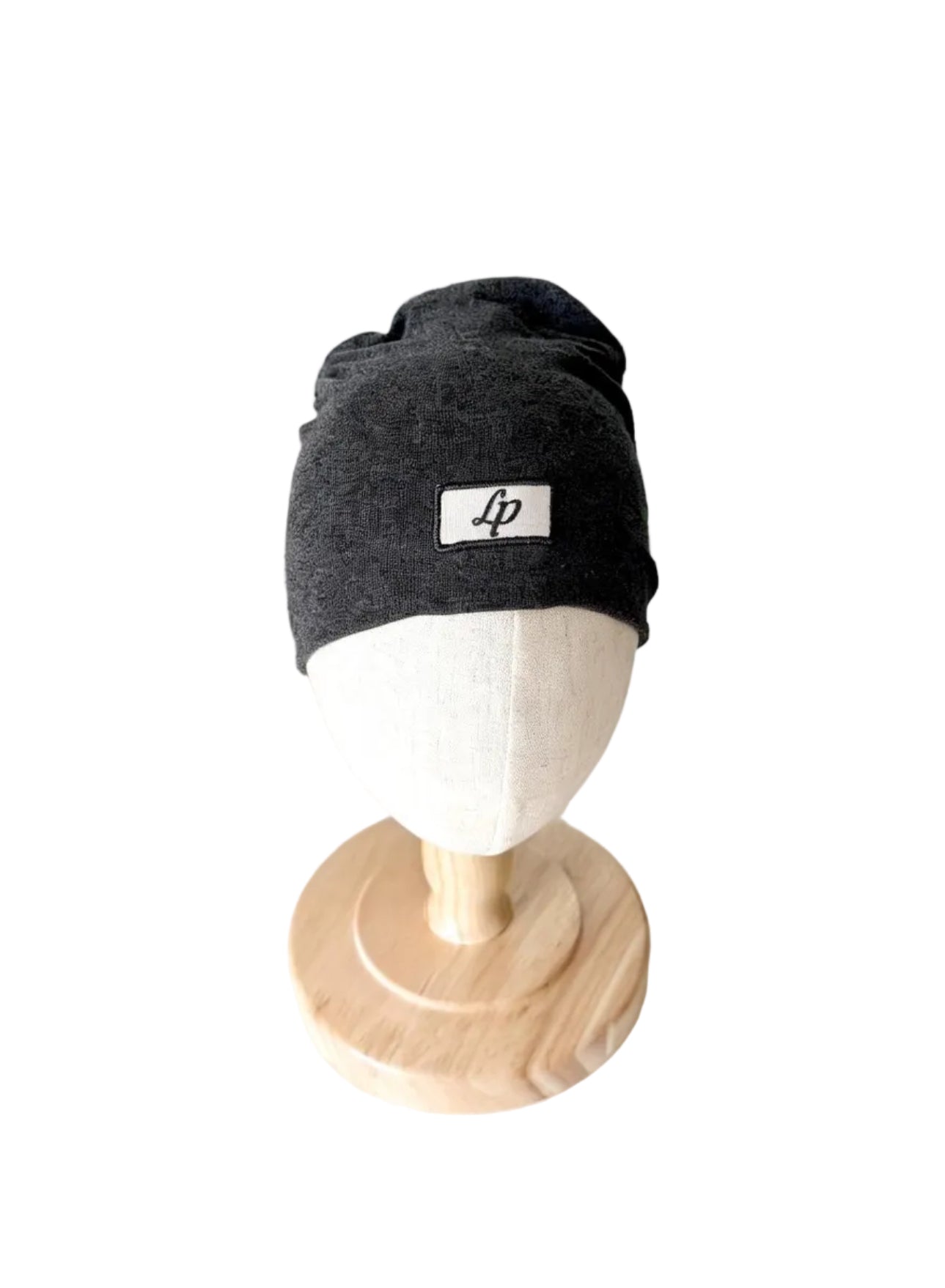 Bonnet bébé anthracite 3-6 mois avec logo sur la face avant.