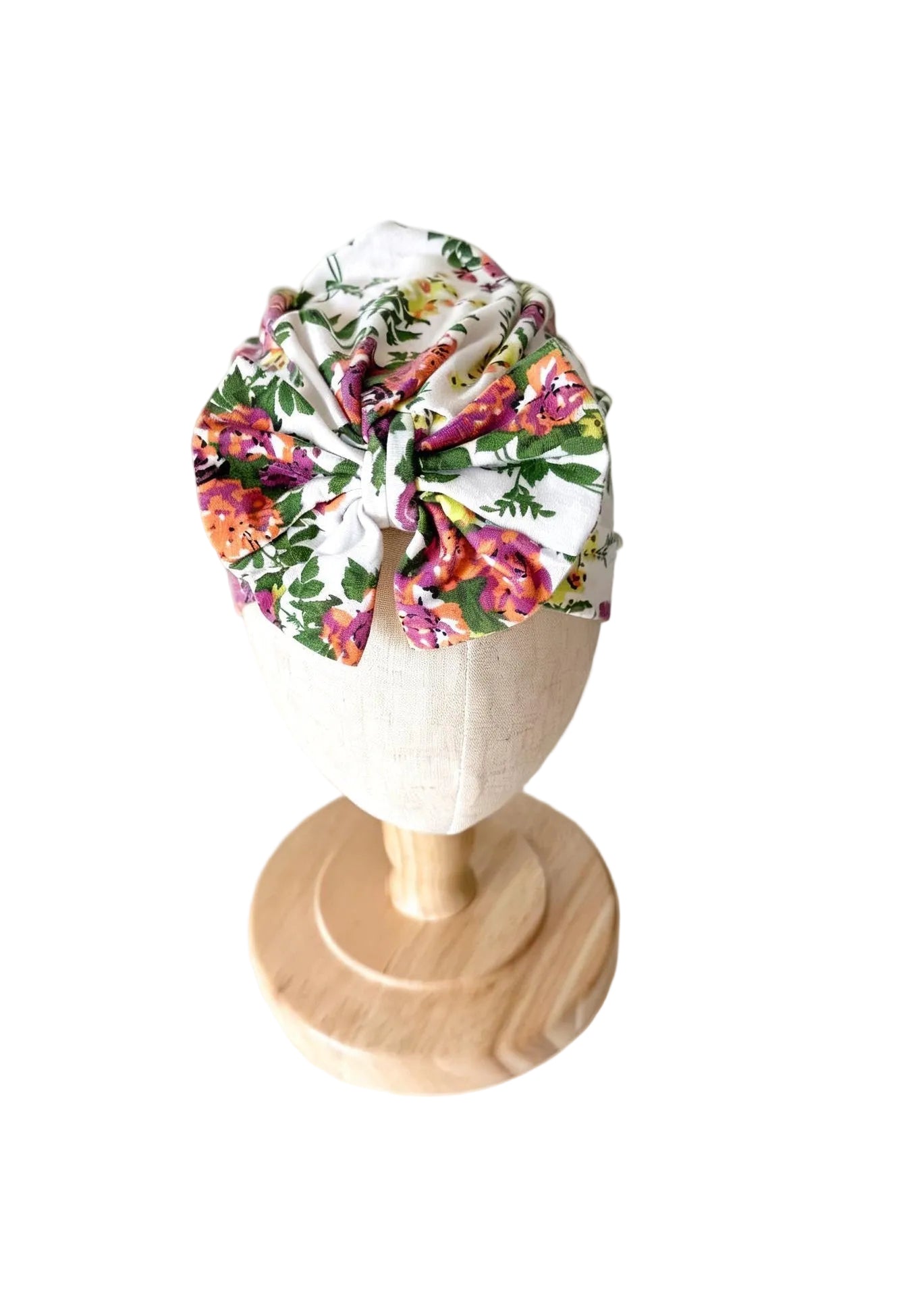 Bonnet en coton à fleurs, fond blanc, nœud sur le dessus