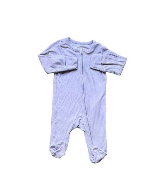 Pyjama bébé bleu clair à longues manches, ouverture boutonnée et deux poches