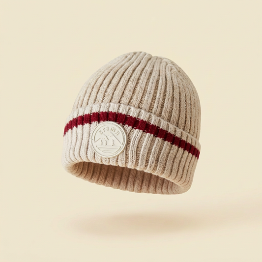 Tuque en tricot beige rayée bordeaux avec écusson rond en métal