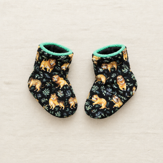 Chaussons bébé en tissu noir, imprimé animaux, bordure turquoise