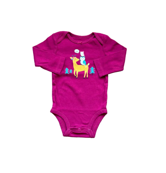 Body bébé 6 mois fuchsia à manches longues avec cerfs et étiquettes au col.