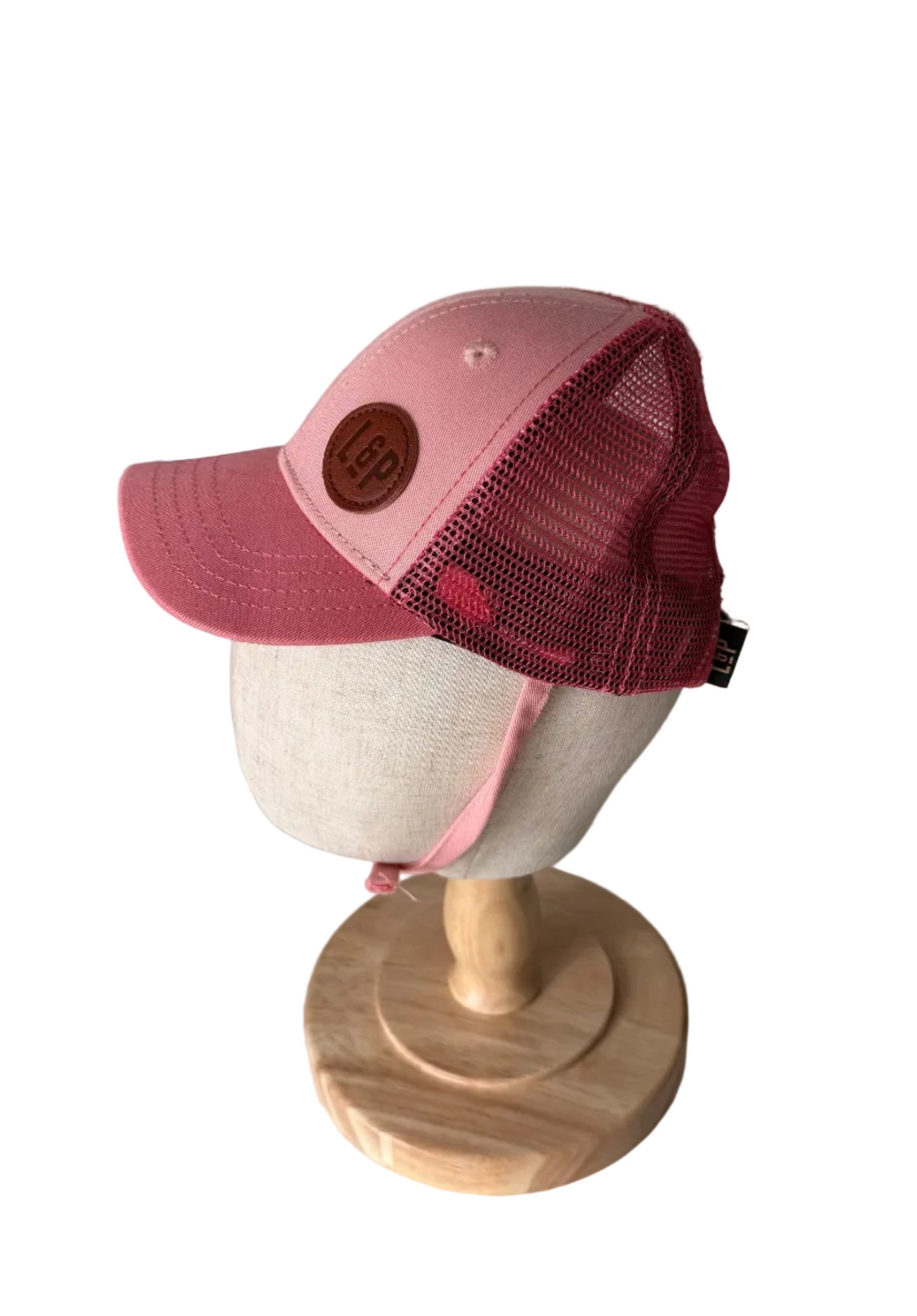 Casquette bébé L&P 0-6 mois rose, dos en mesh avec attache arrière réglable.